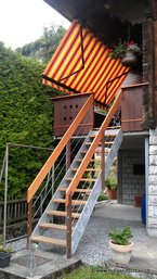 Gerade Treppe mit Metallwangen