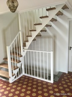 Treppe aufgesattelt mit Lichtwange aus Metall und Wandbolzen.
Geländer aus Holz